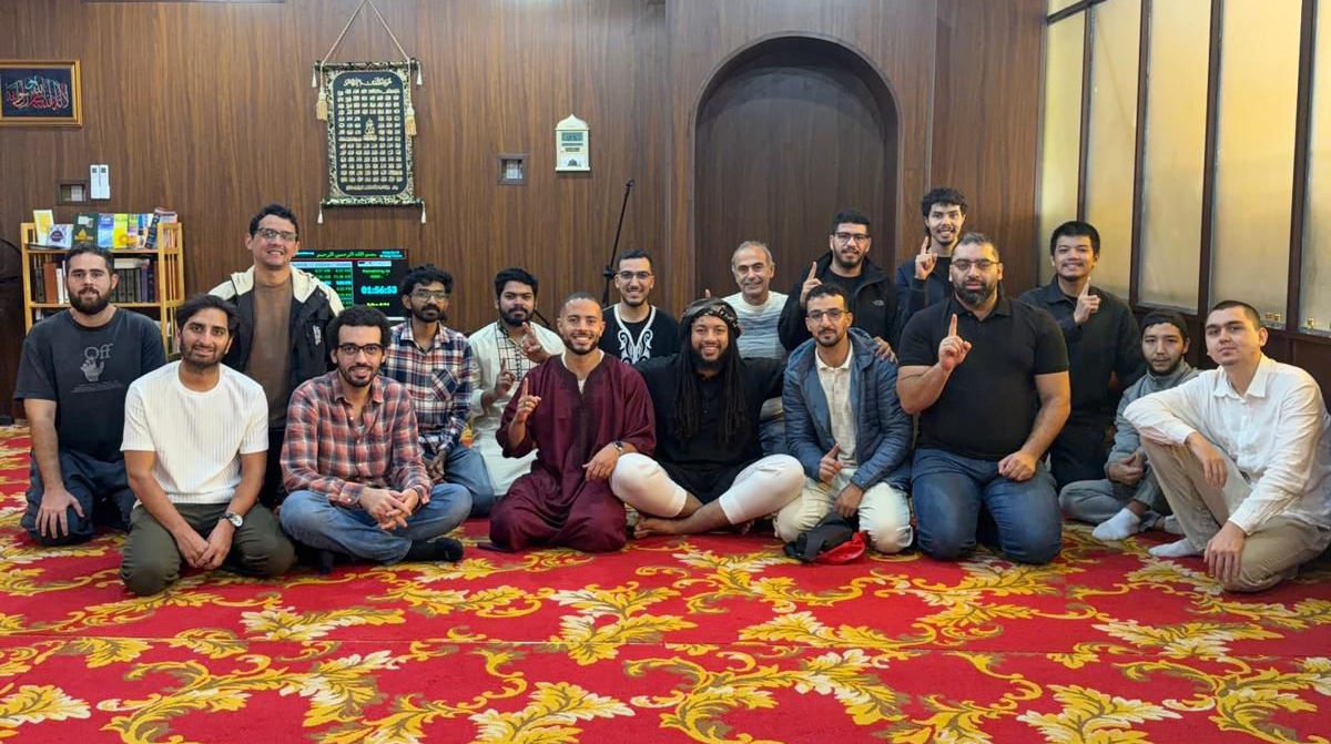 Community inside Masjid Al-Qadir